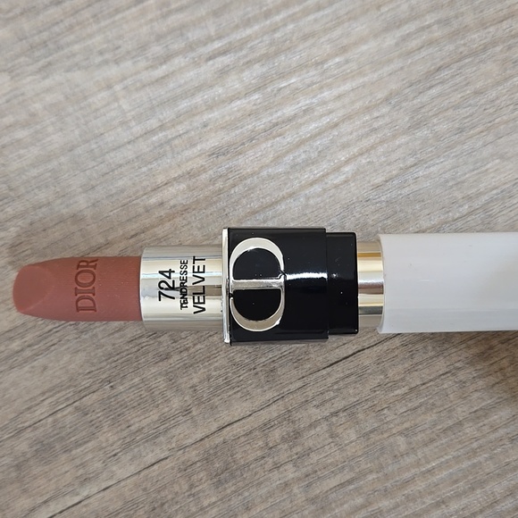 NEW! DIOR VELVET TENDRESSE LIPSTICK! - Picture 2 of 4